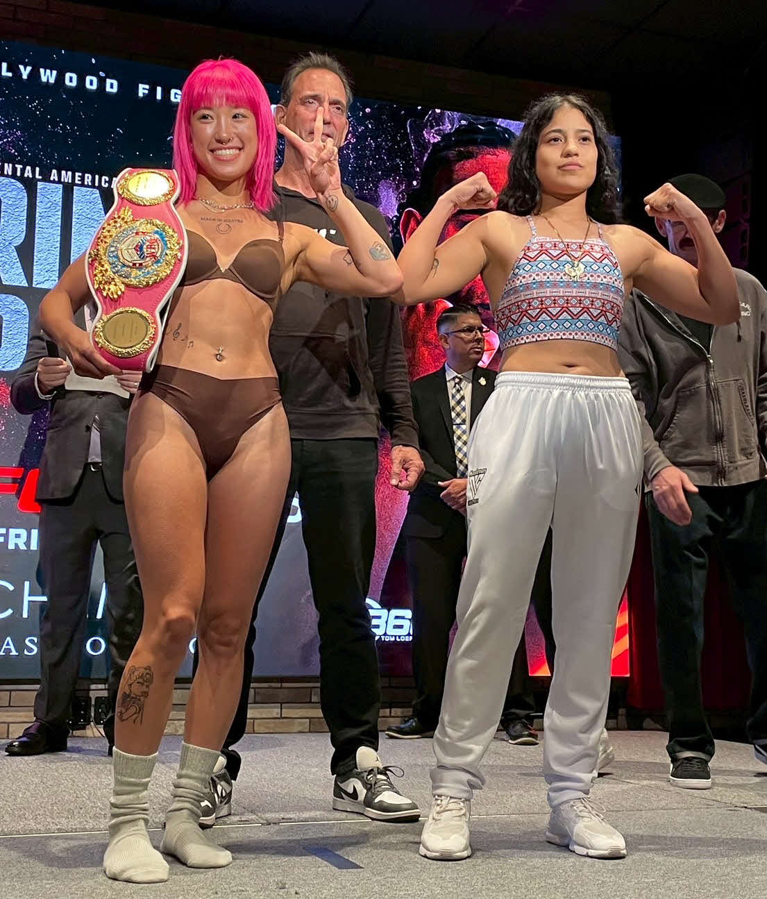 挑戦者ナオミ・カルデナス（右端）と写真撮影で立ち並ぶWBO女子世界スーパーフライ級王者昼田瑞希（三迫ジム提供）