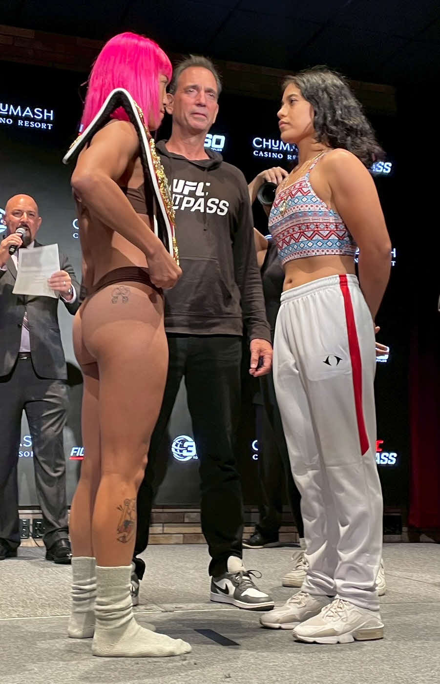 挑戦者のナオミ・カルデナス（右端）とフェースオフするWBO女子世界スーパーフライ級王者昼田瑞希（右端）（三迫ジム提供）