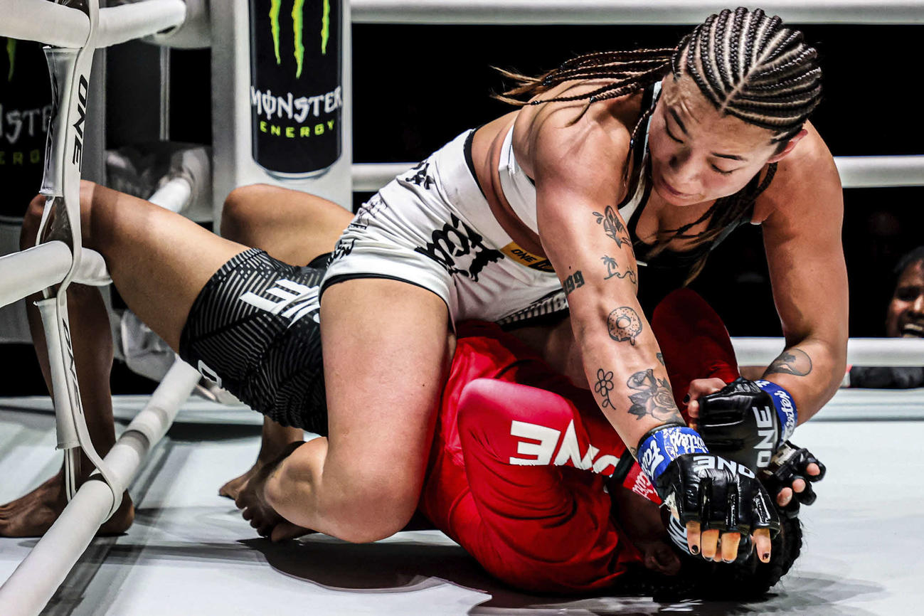 平田は最後、上から渾身の攻撃を浴びせて判定勝利をもぎ取った（C）ONE Championship