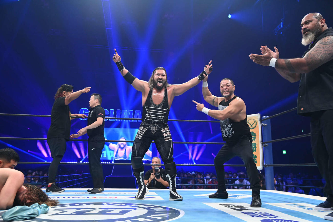 HOTのメンバーの介入をフル活用してG1決勝進出を決めたEVIL（中央）（C）新日本プロレス