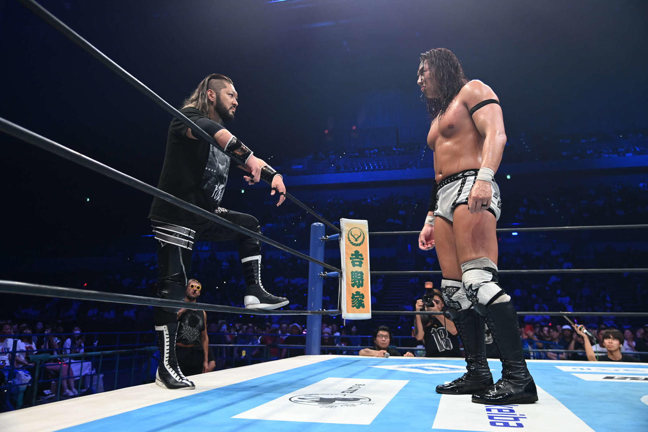 試合後、にらみ合ったEVIL（左）と竹下幸之介（C）新日本プロレス
