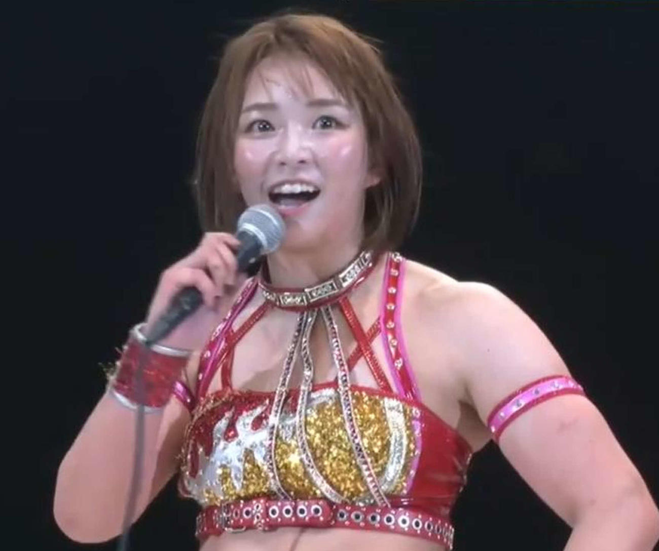 試合後のマイクでアピールするSareee（スターダムワールド配信から）