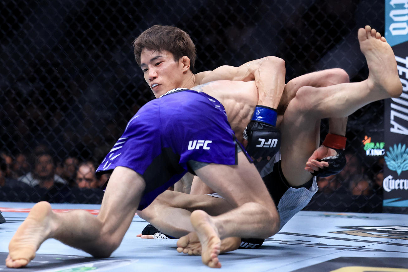ティム・エリオットに攻め込まれる朝倉海（C）Zuffa LLC／UFC