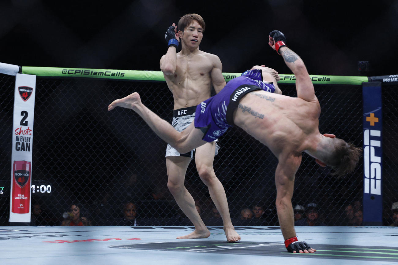 ティム・エリオットと戦った朝倉海（左）（Kamil Krzaczynski-Imagn Images＝ロイター）