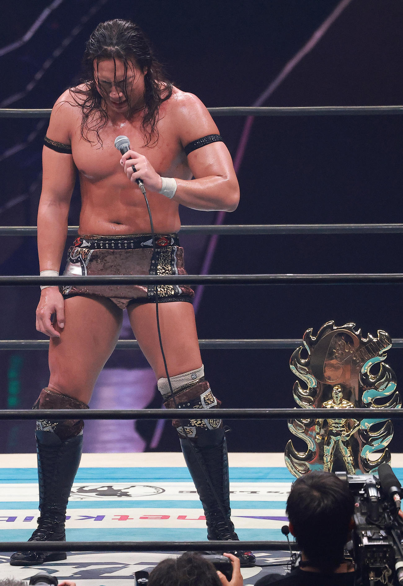 G1クライマックス35で優勝しマイクアピールする竹下（撮影・中島郁夫）