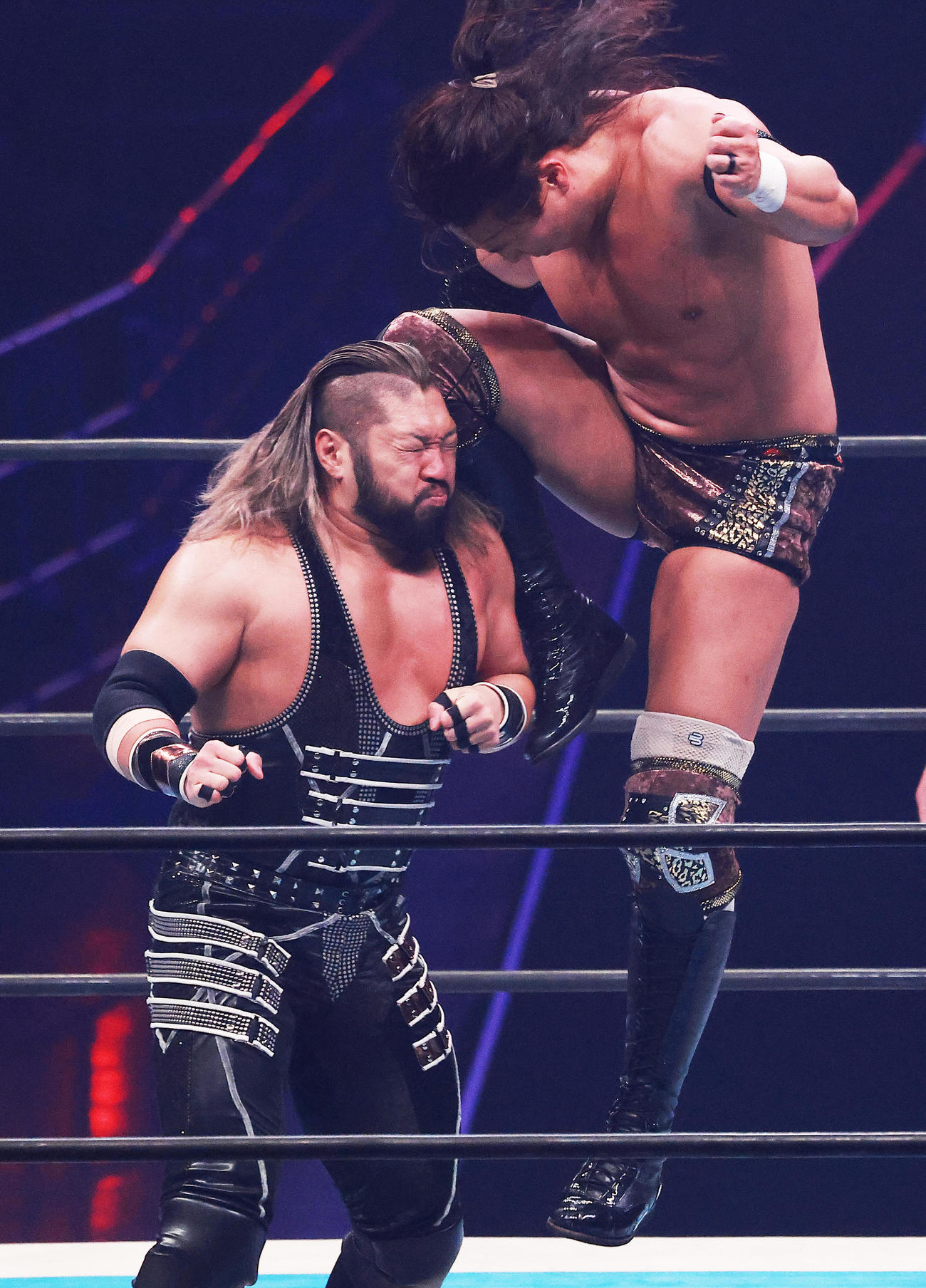 EVIL（左）にジャンピングニーキックを浴びせる竹下（撮影・中島郁夫）