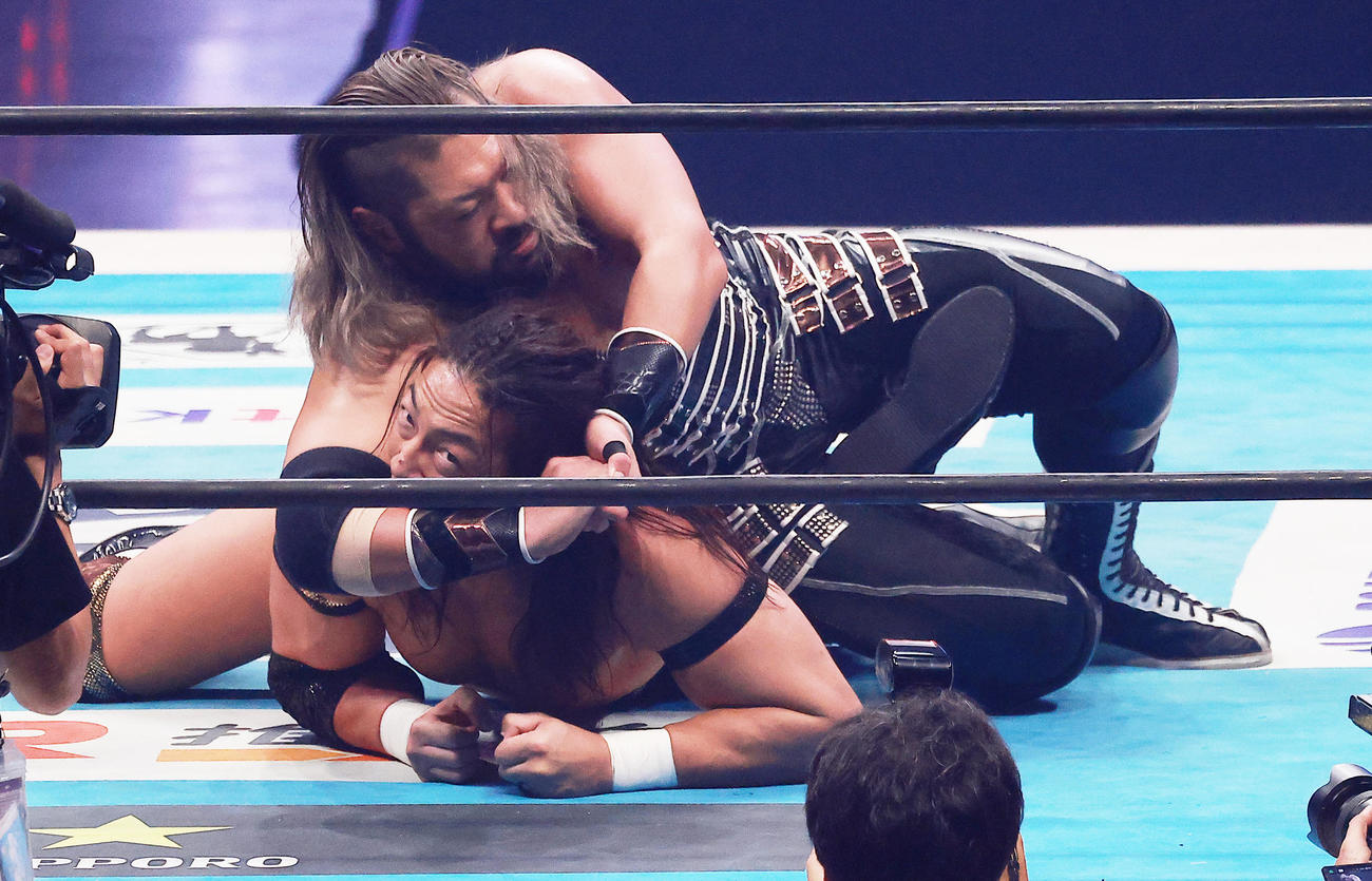 竹下（下）にSTFを決めるEVIL（撮影・中島郁夫）