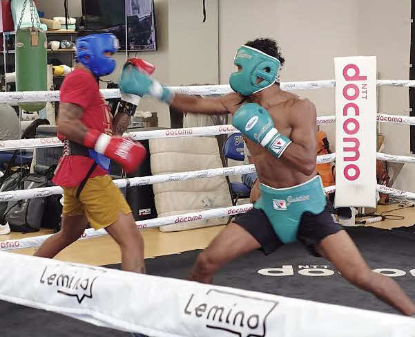 16勝（11KO）無敗の米国人ボクサー、ゼミラー・ダモラ（左）とのスパーリングを開始したWBA世界スーパーライト級1位平岡アンディ（大橋ジム提供）