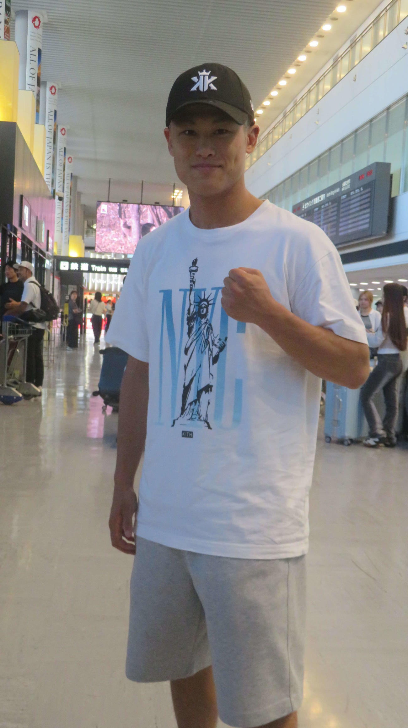 日本人初のサウジアラビアでの試合を終えて帰国したWBA世界スーパーフェザー級3位堤駿斗