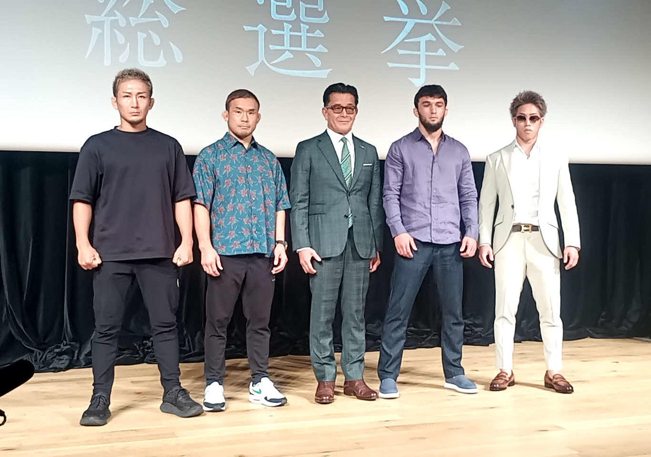 準決勝進出選手と並ぶRIZIN榊原信行CEO（中央）（左から元谷、扇久保、榊原CEO、ガジャマトフ、神龍）