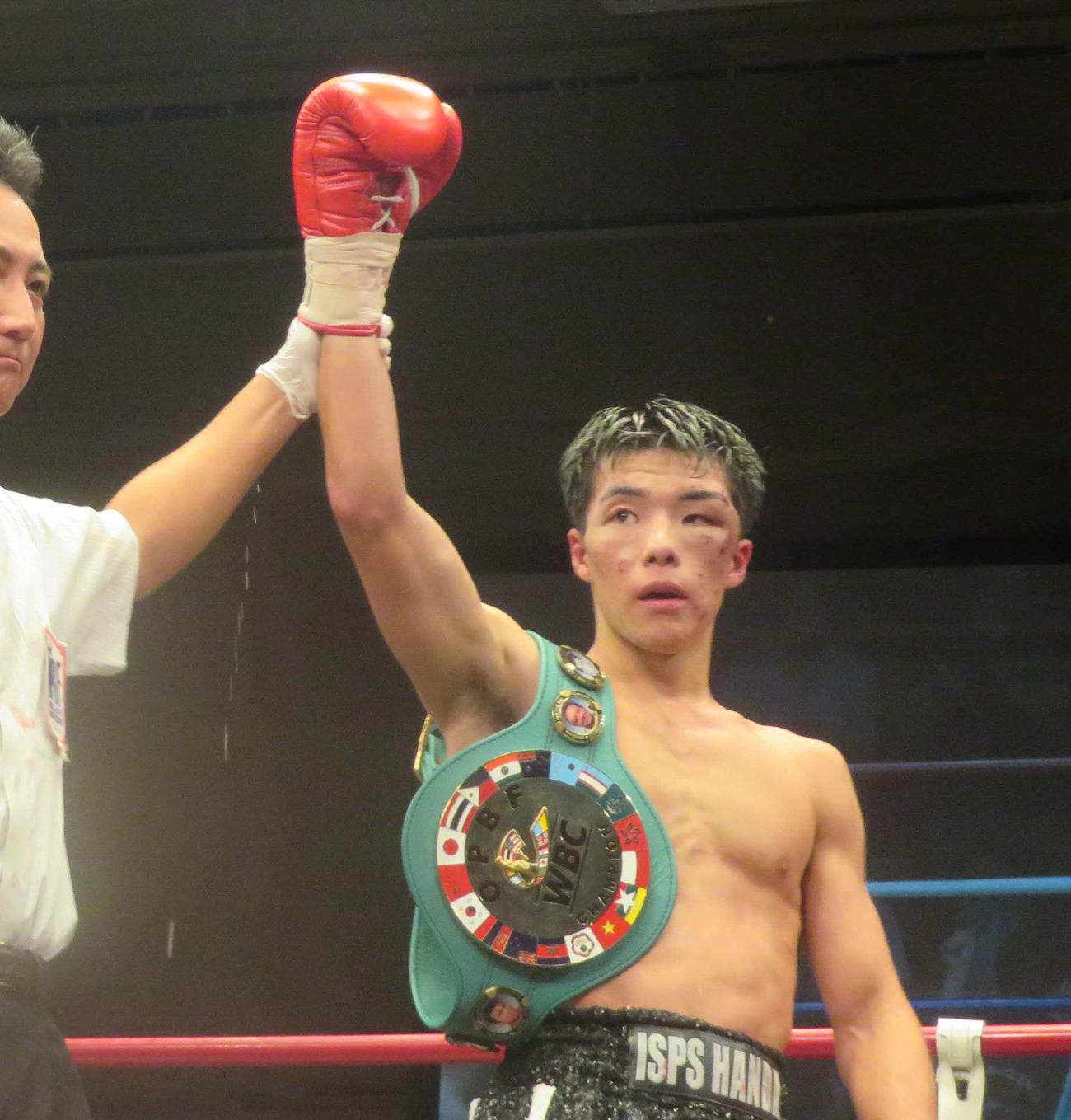判定勝利の勝ち名乗りを受ける東洋太平洋スーパーフライ級王者横山葵海