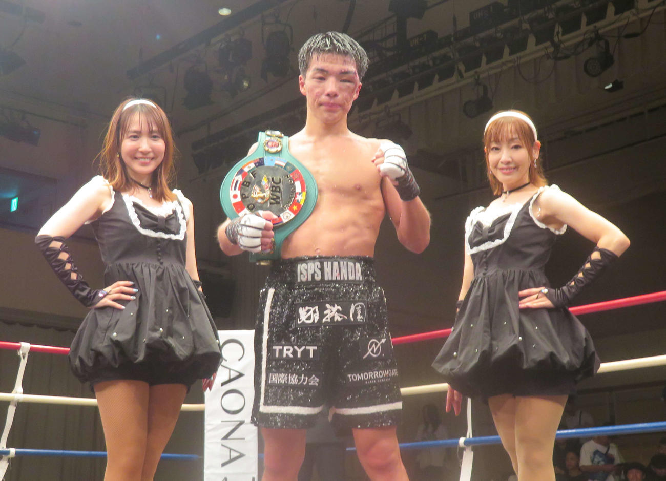 判定勝利で初防衛に成功した東洋太平洋スーパーフライ級王者の横山葵海（中央）