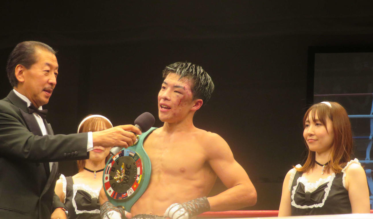 勝利者インタビューを受ける東洋太平洋スーパーフライ級王者横山葵海