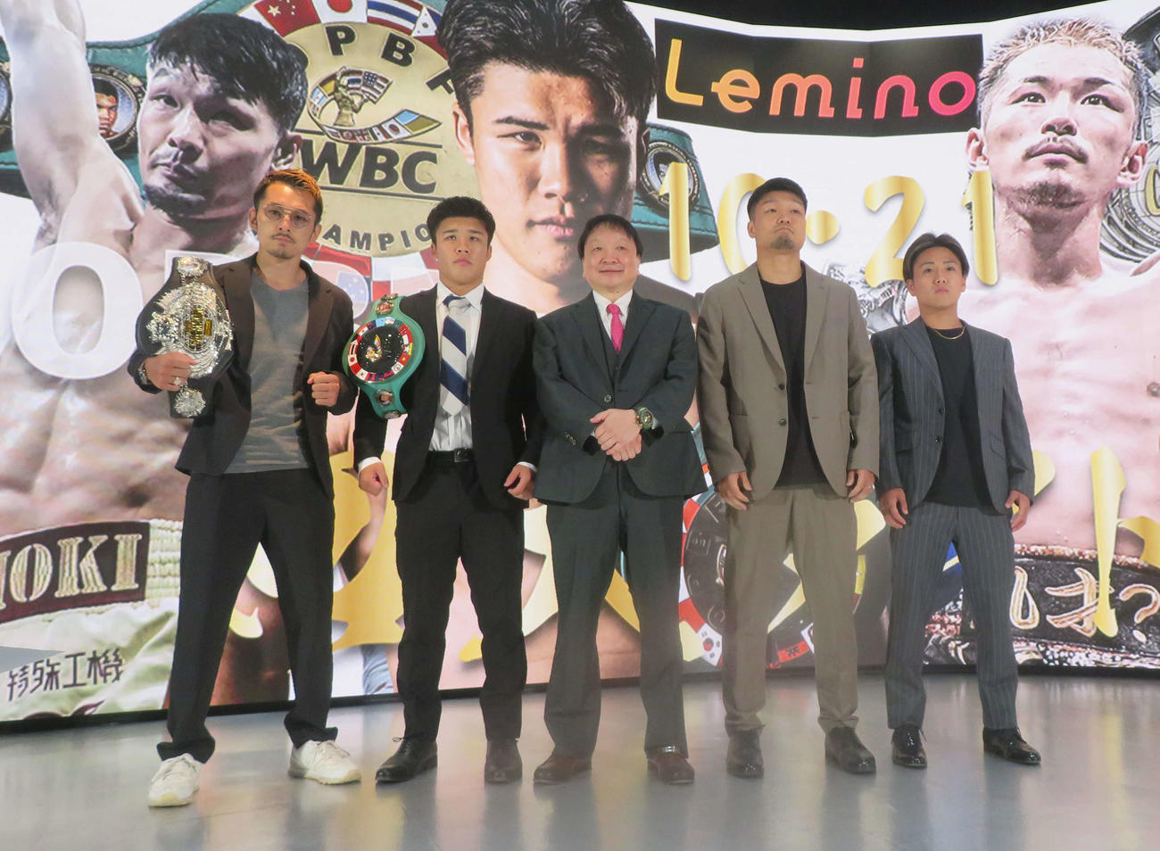 フェニックスバトル144に出場する選手ら。左端から日本フェザー級王者阿部麗也、東洋太平洋ウエルター級王者田中空、大橋秀行会長、坂井祥紀、森且貴