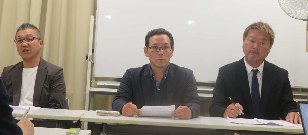 日本プロボクシング協会と東日本ボクシング協会合同の緊急理事会を開催した小林昭司会長（左端）、柳光和博健康管理委員長（中央）、加山利治事務局長