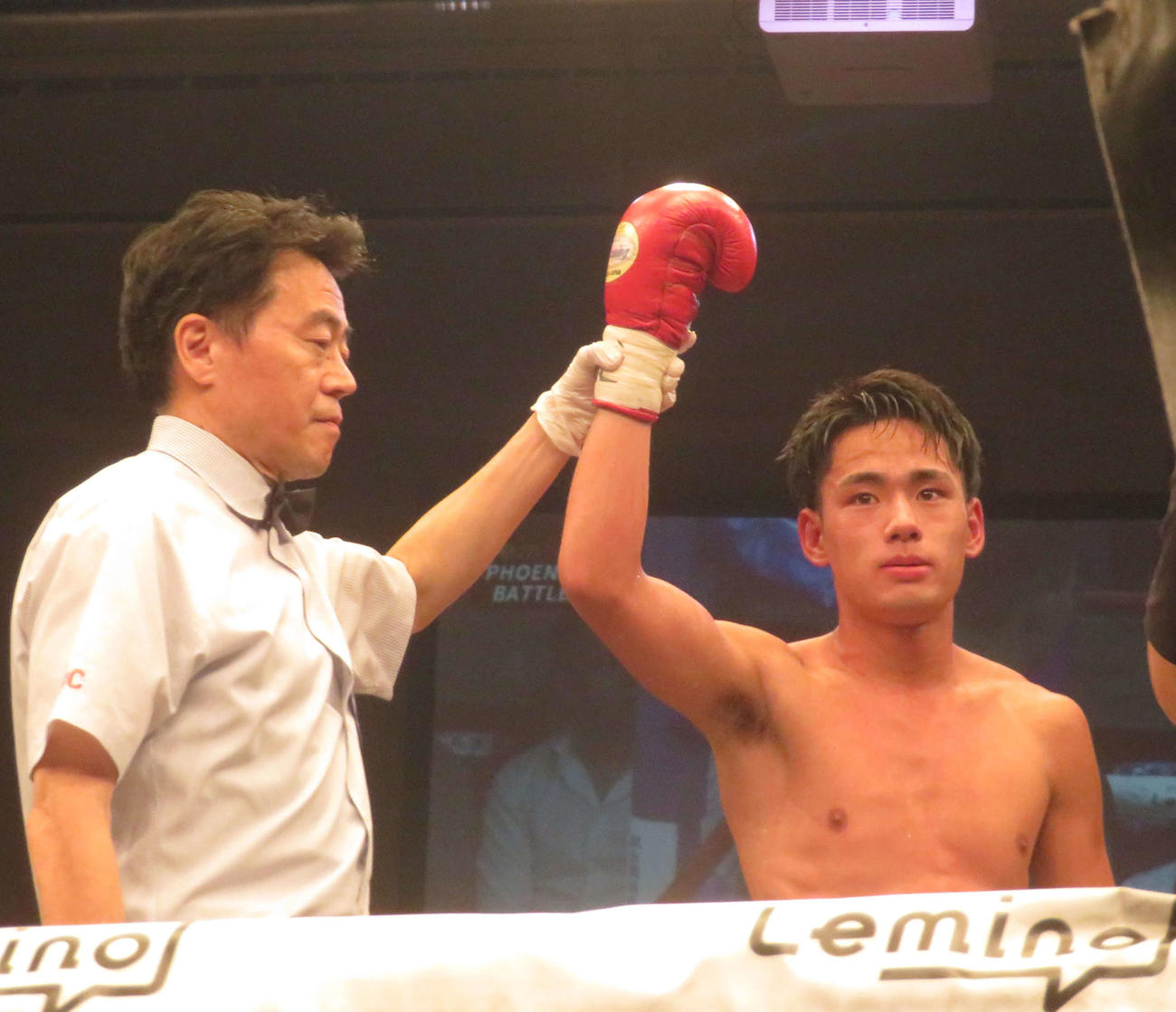 5連続KO勝利を飾ったアマ7冠の日本バンタム級10位坂井優太（右）