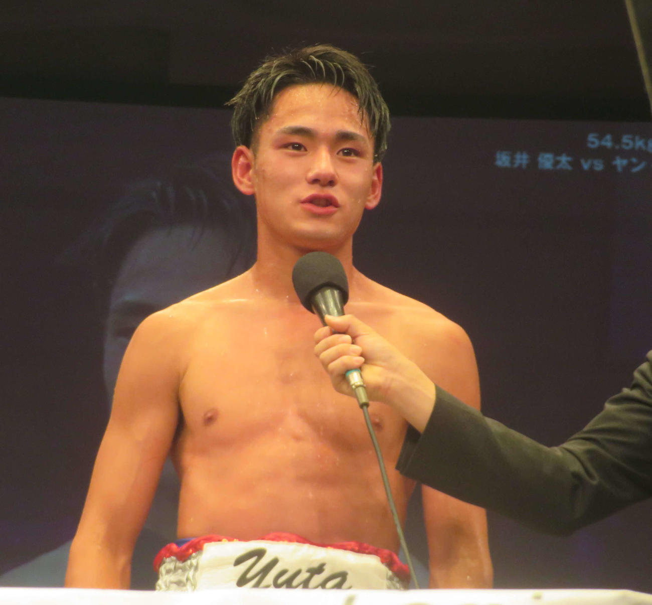 勝利者インタビューを受けるアマ7冠の日本バンタム級10位坂井優太