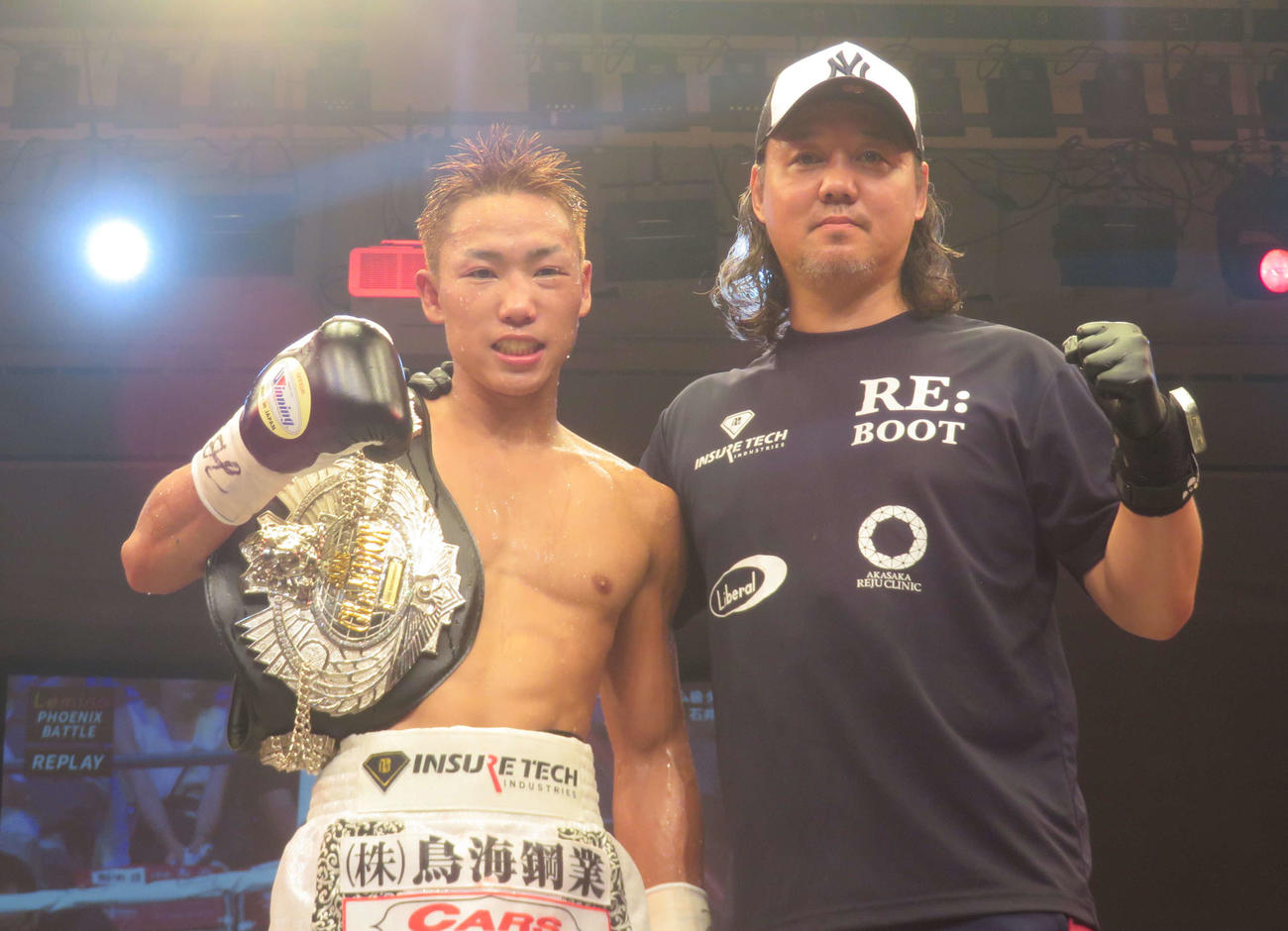 初防衛に成功した日本スーパーバンタム級王者石井渡士也（左）。右は所属ジムの射場哲也会長