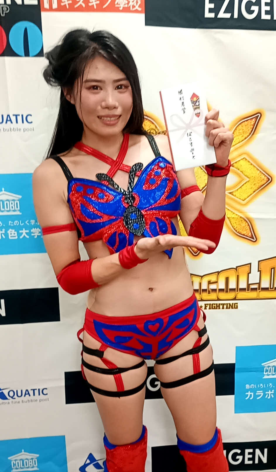 勝利者賞を手に歓喜の橘渚