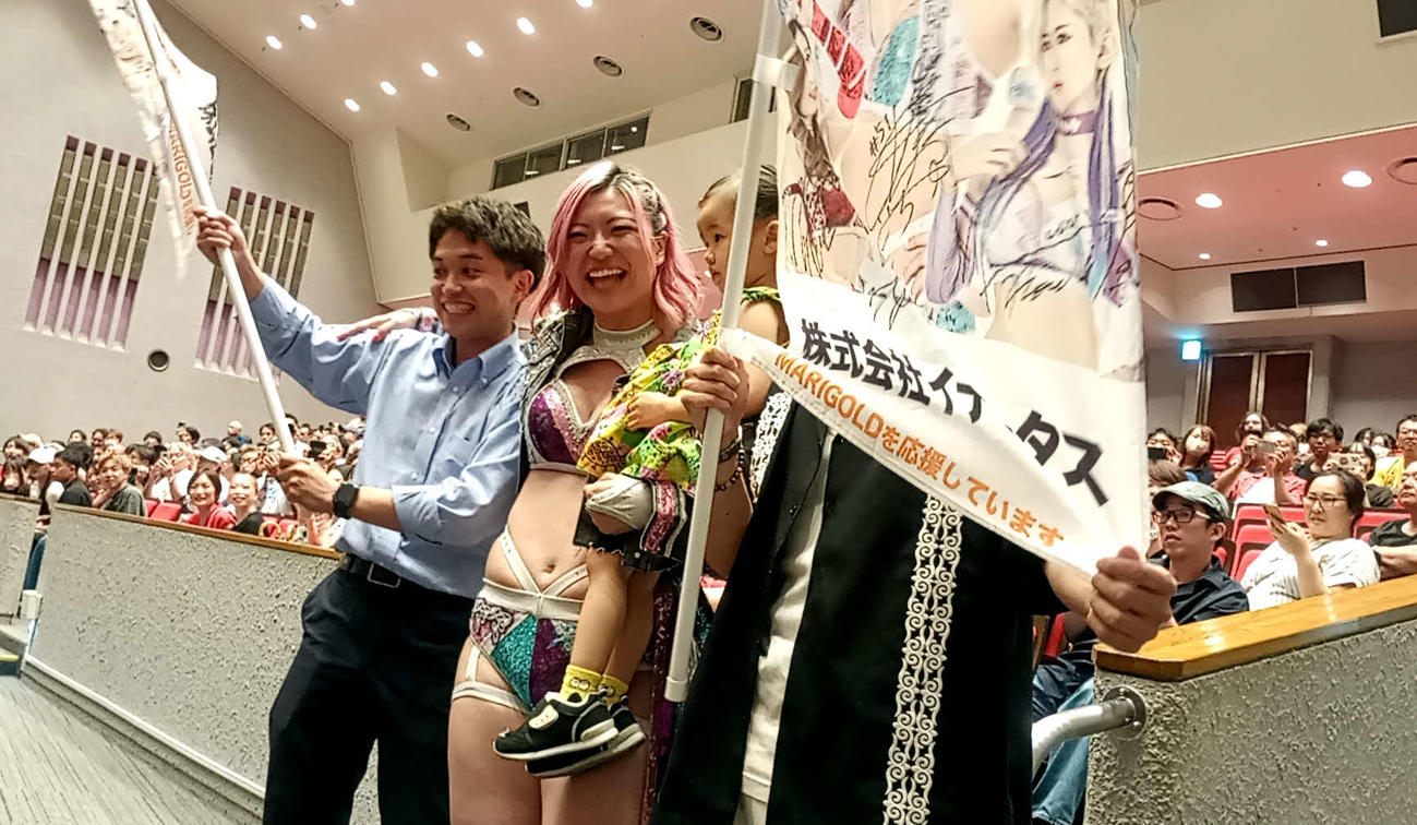 地元凱旋大会でファンの声援を受ける後藤智香（中央）