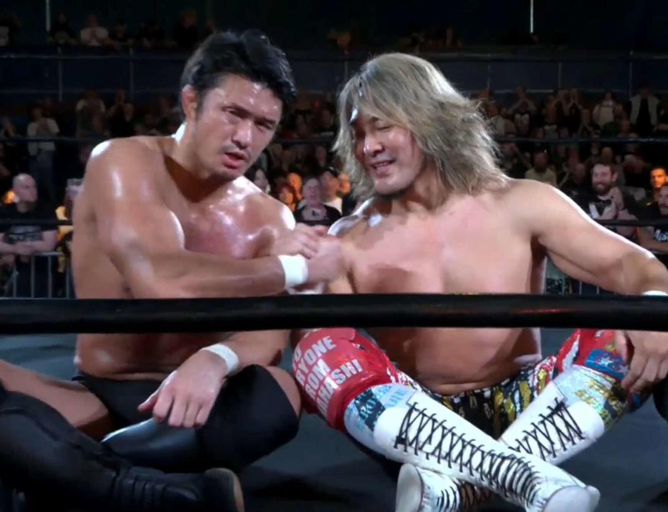 試合後に柴田勝頼（左）と棚橋弘至ががっちり握手（レボリューション・プロレスリング配信から）