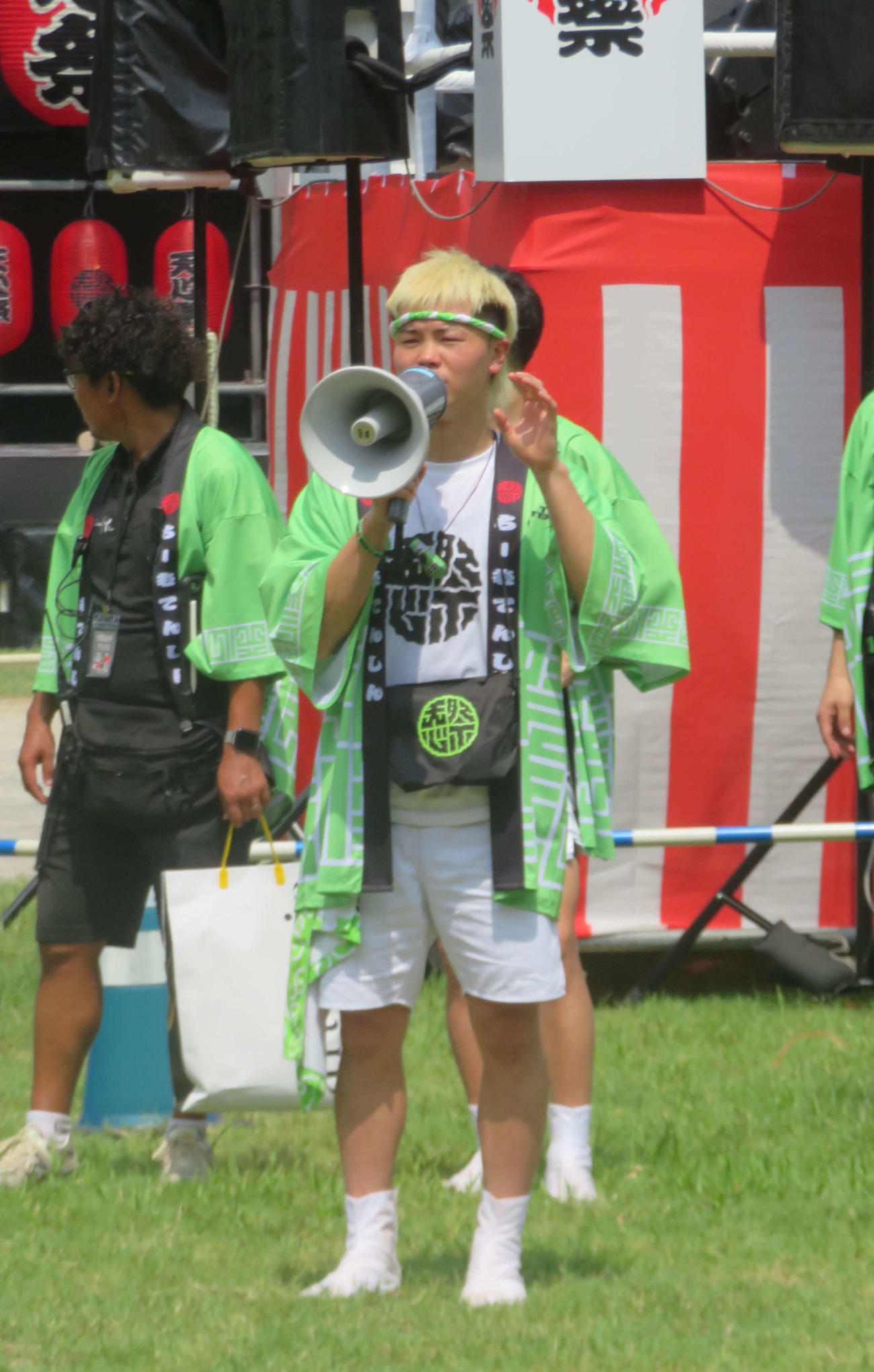 開場前、拡声器を持って大会運営スタッフにあいさつする那須川天心
