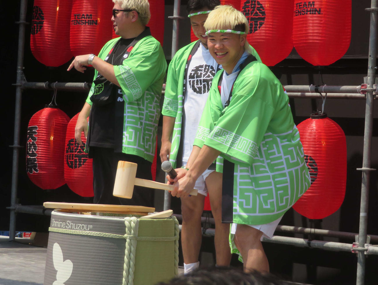 天心祭のオープニングで鏡割りする那須川天心