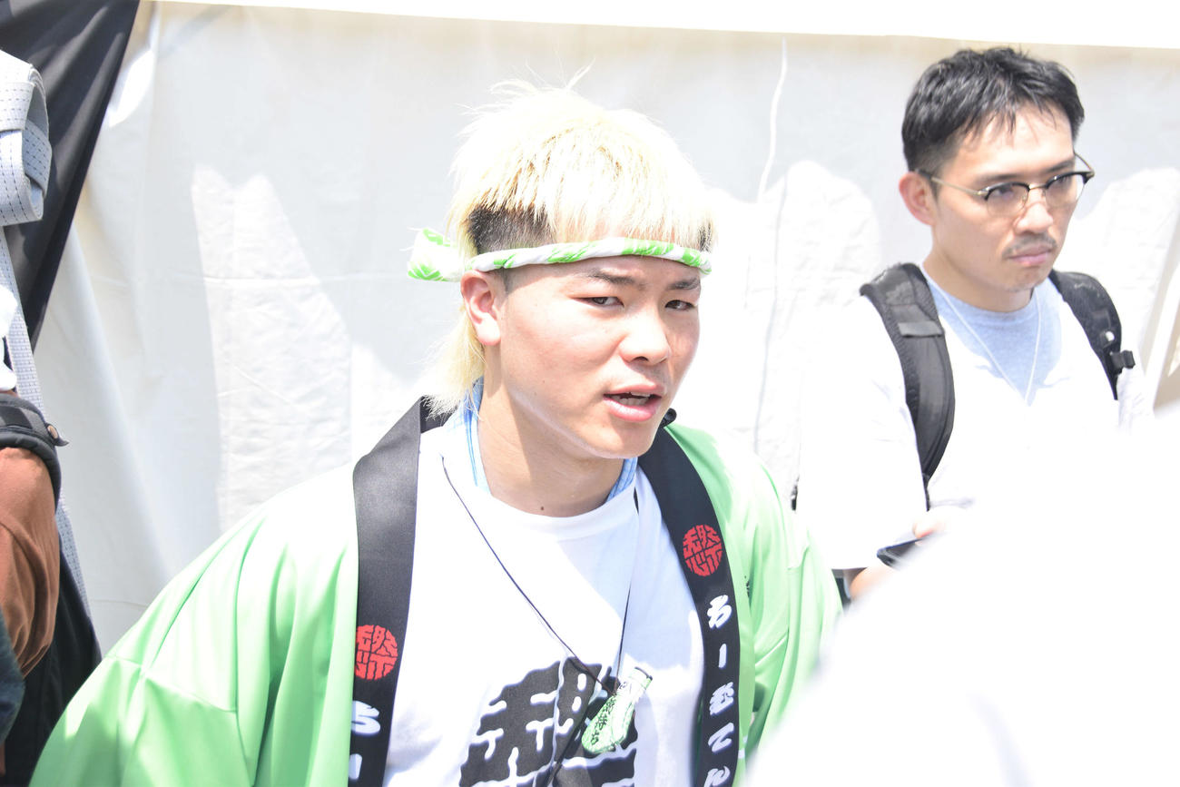 オープニング後に取材に応じた那須川天心（撮影・泉光太郎）