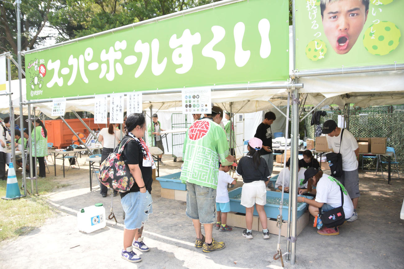 天心祭のスーパーボールすくいの屋台（撮影・泉光太郎）