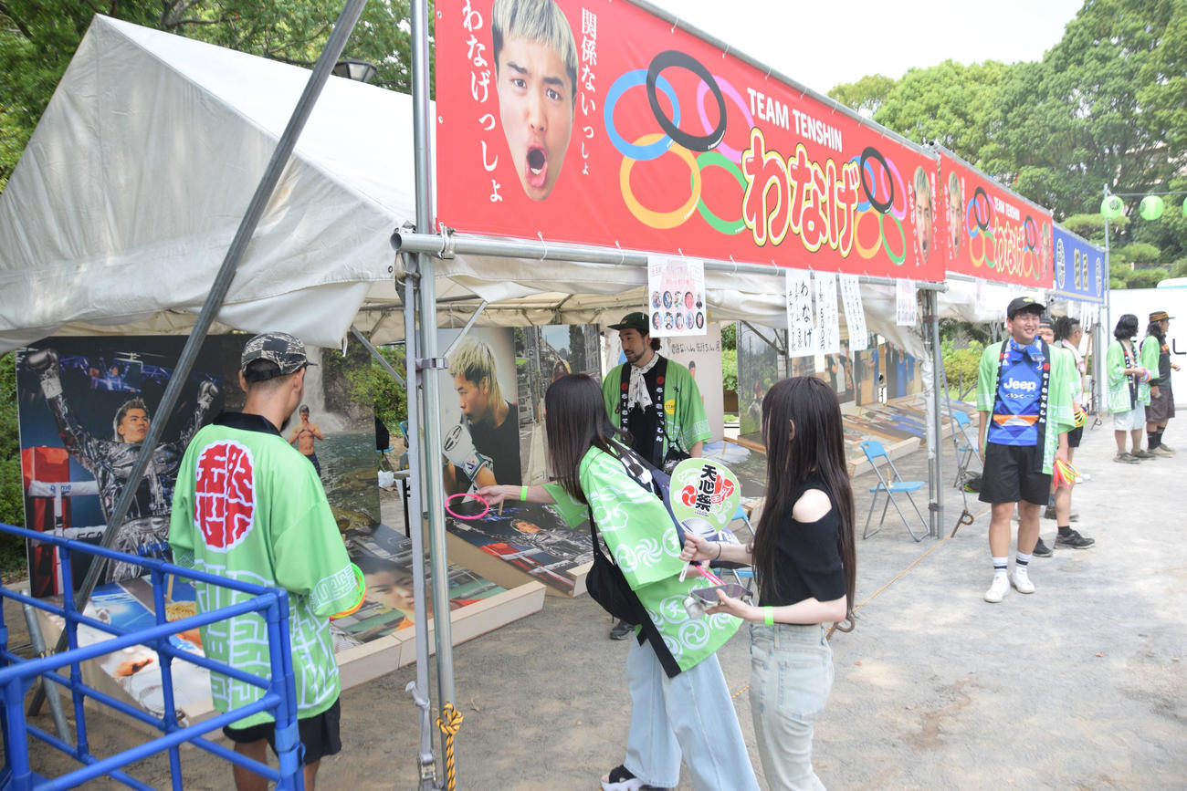 天心祭の輪投げの屋台（撮影・泉光太郎）