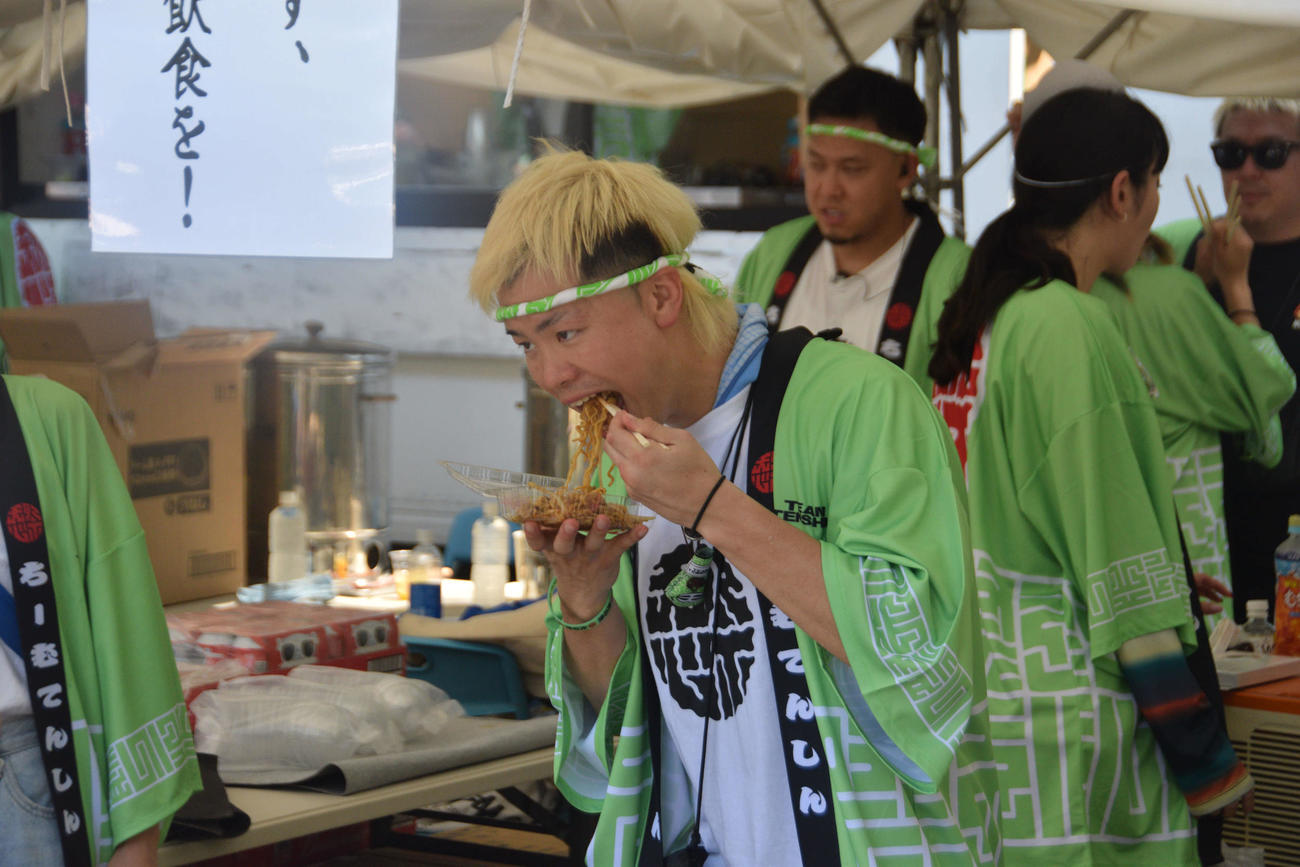 焼きそばを〓（順の川が峡の旧字体のツクリ）張る那須川（撮影・泉光太郎）