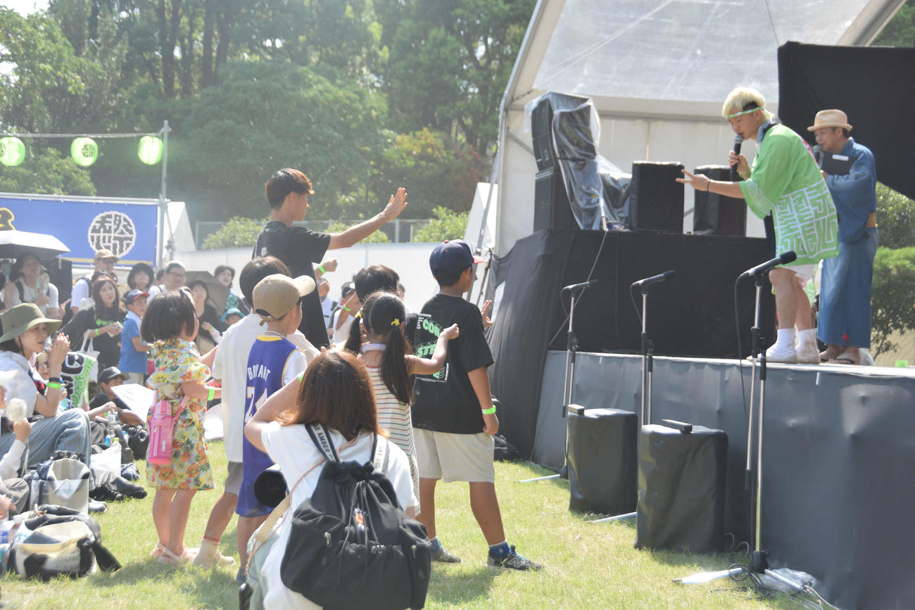 ステージ前で行われたじゃんけん大会（撮影・泉光太郎）