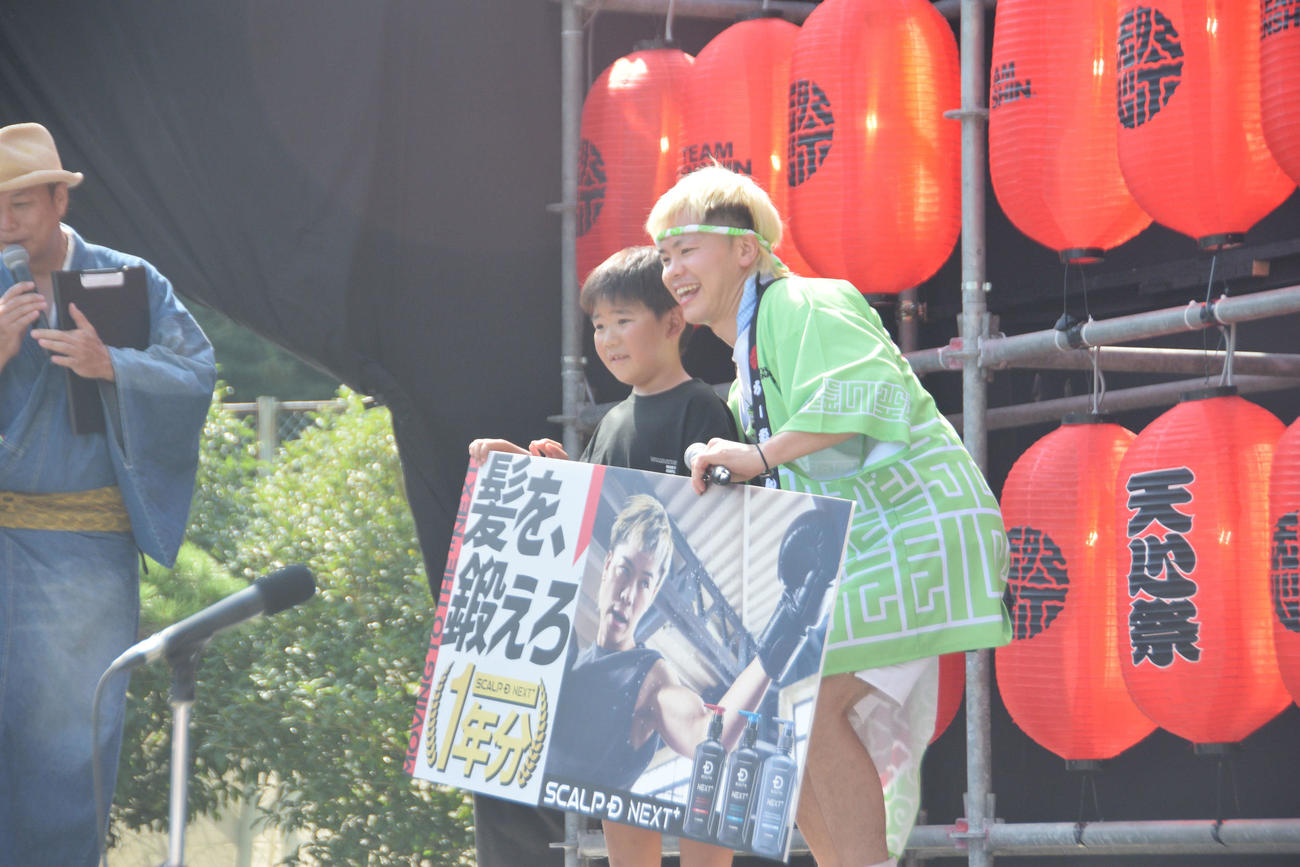 優勝者に賞品を渡す那須川（右）（撮影・泉光太郎）