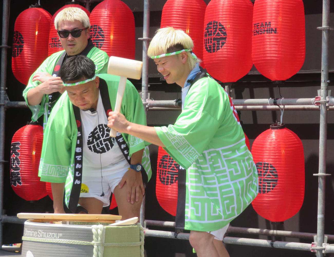 天心祭のオープニングで、鏡割りする那須川天心は笑顔（右端）