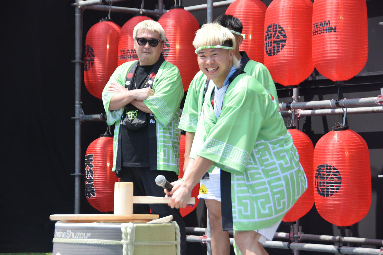 オープニングで鏡開きをする那須川（中央右）（撮影・泉光太郎）