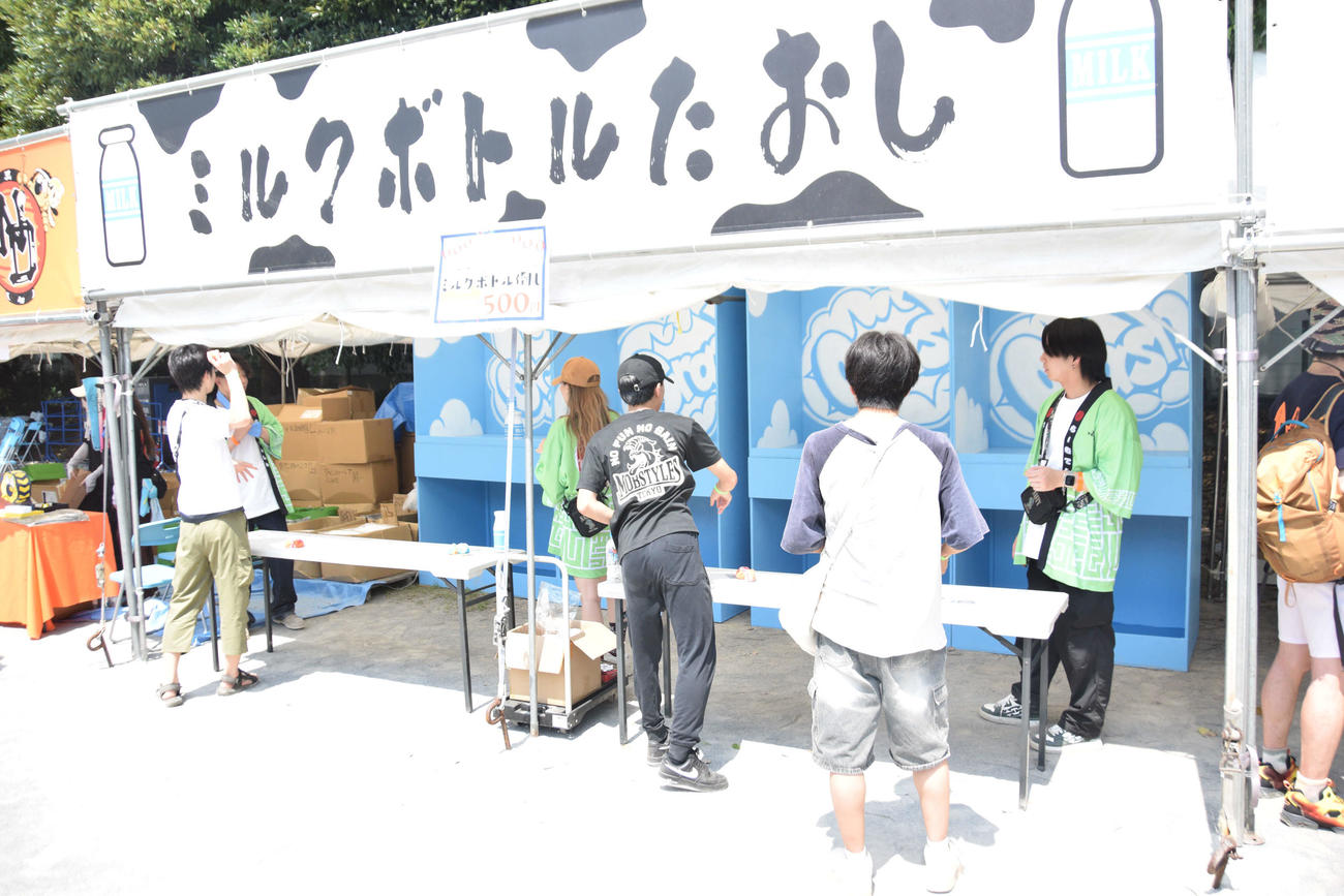 ミルクボトル倒しの屋台（撮影・泉光太郎）