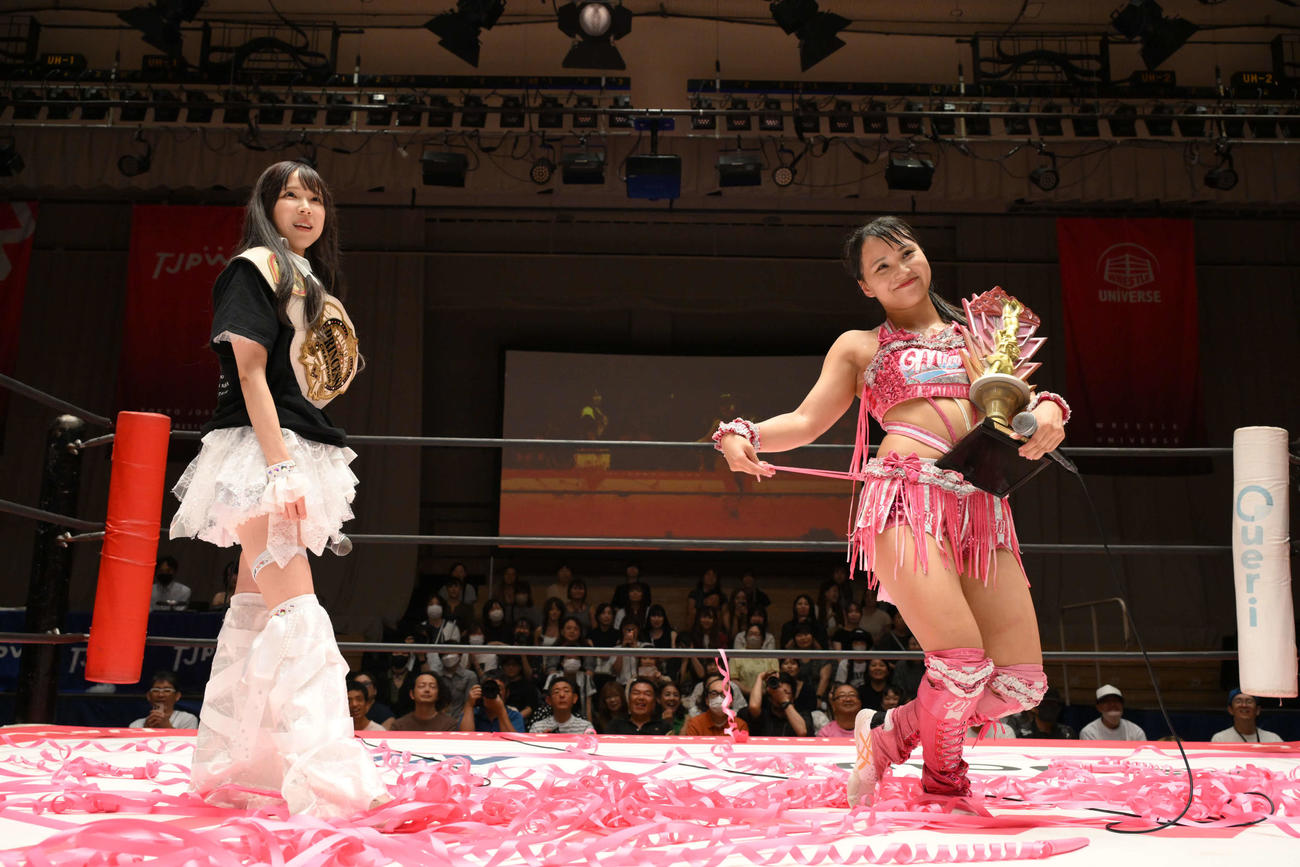 試合後に王座挑戦を直訴したプリプリ王者瑞希（左）の前でプリンセス・ポーズを取る渡辺未詩