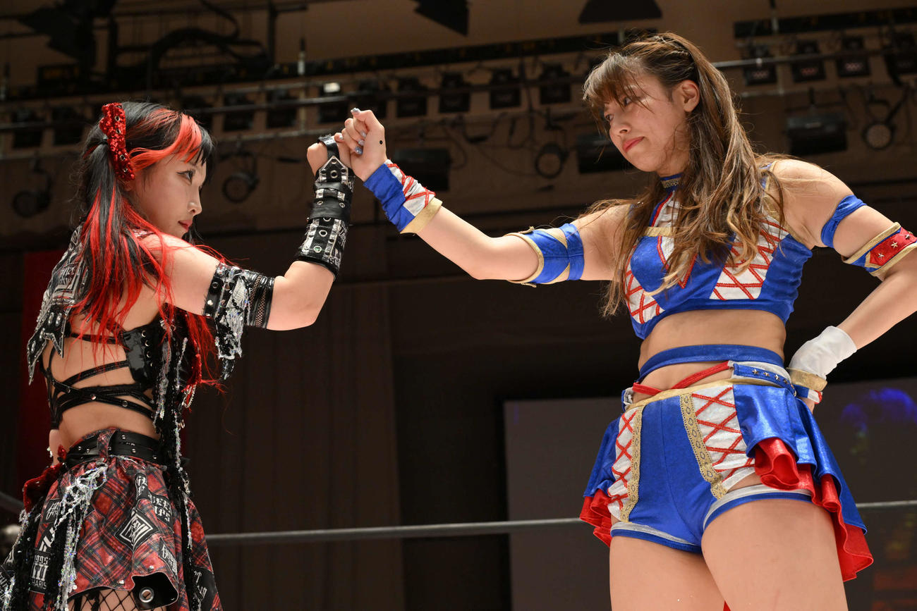 試合後、指切りする伊藤麻希（左）と荒井優希