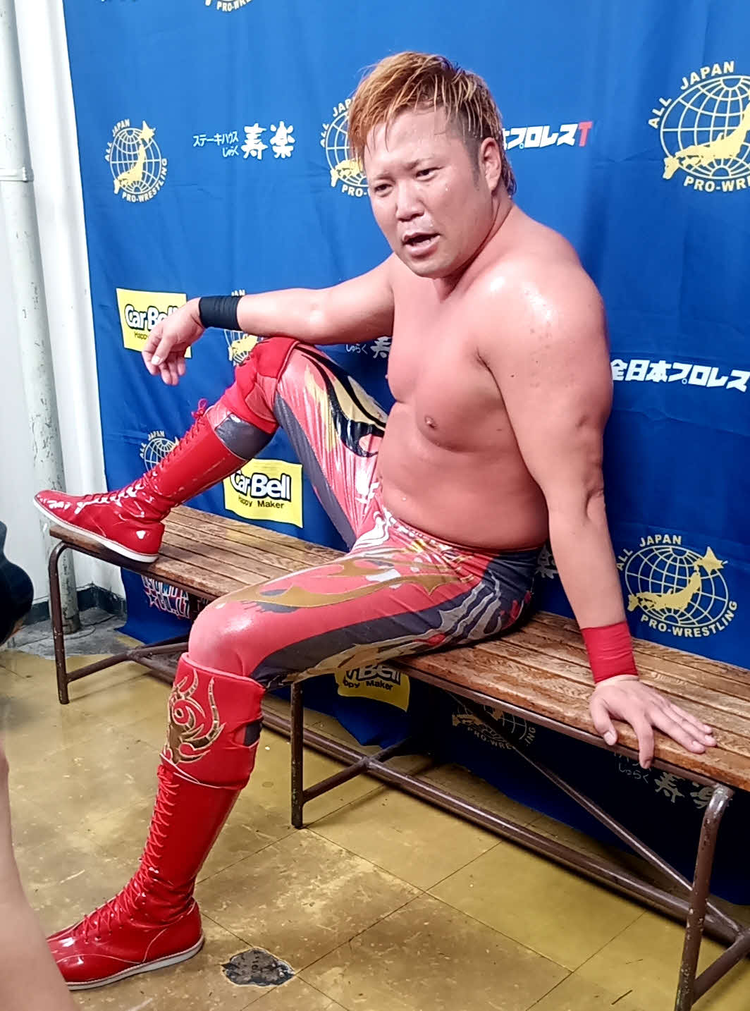 真霜拳號に競り勝ち、バックステージで気勢を上げる宮原健斗