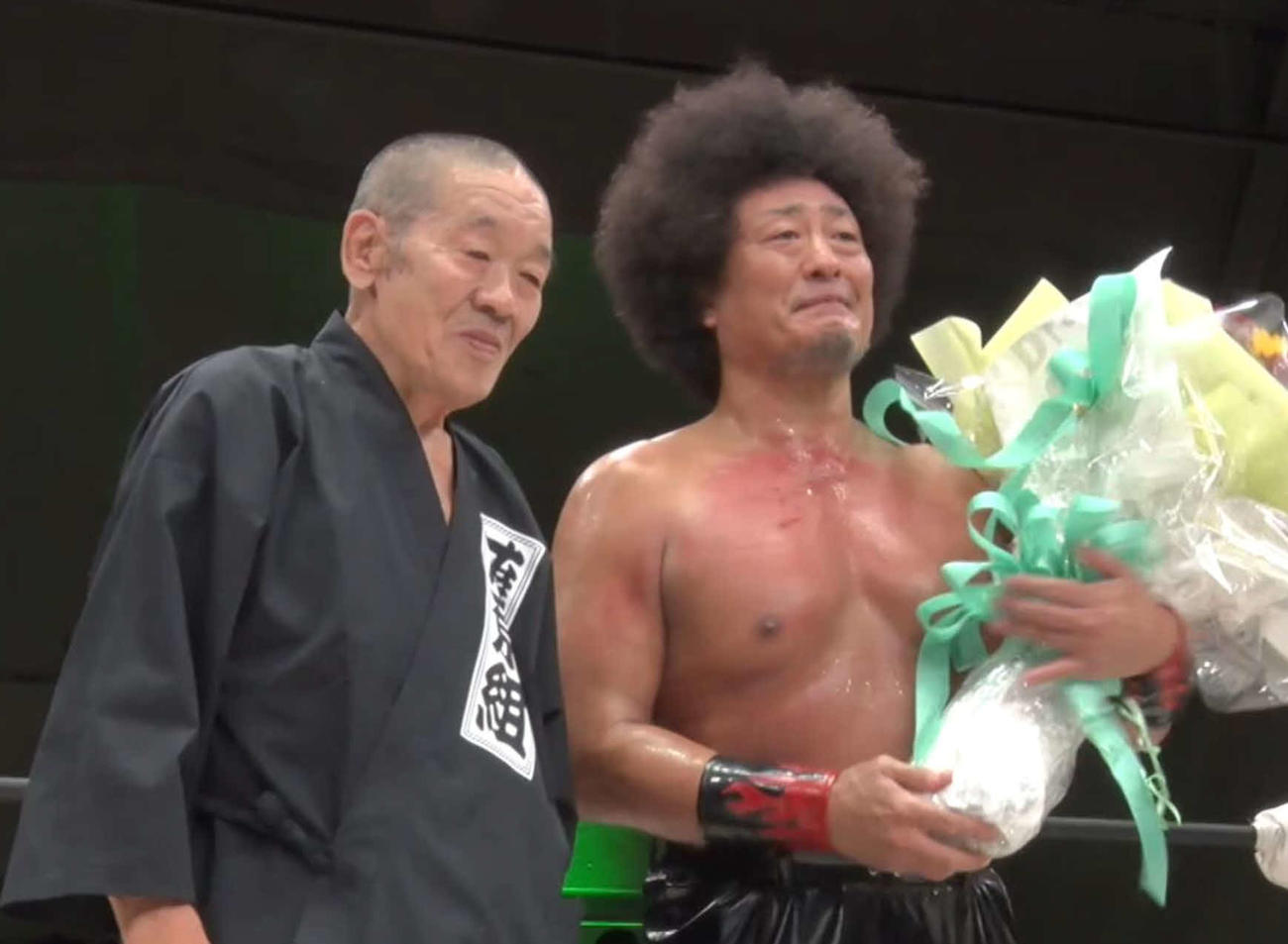 藤原喜明の登場で目を潤ませるモハメドヨネ（右）（レッスルユニバース配信から）