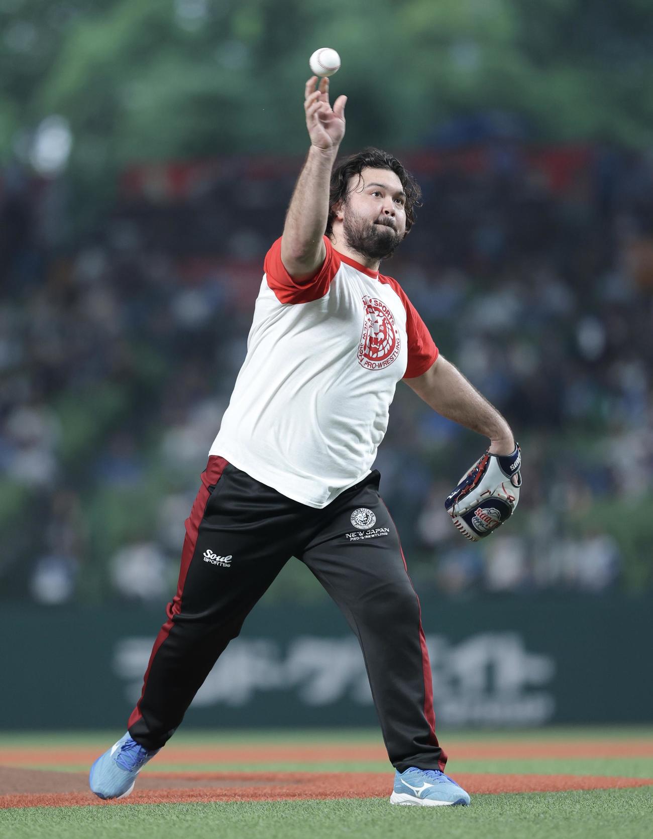西武対日本ハム　試合前、セレモニアルピッチを務めるウルフ・アロン（撮影・河田真司）