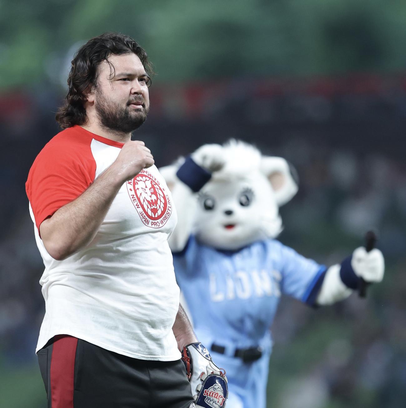 西武対日本ハム　試合前、セレモニアルピッチを務めるウルフ・アロン（撮影・河田真司）