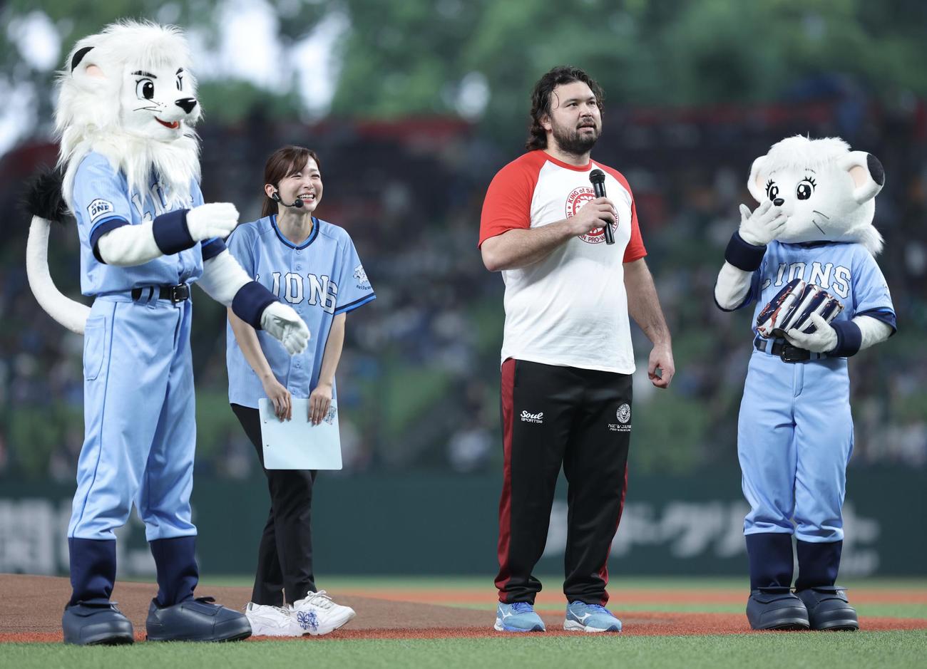 西武対日本ハム　試合前、セレモニアルピッチを務めるウルフ・アロン（撮影・河田真司）