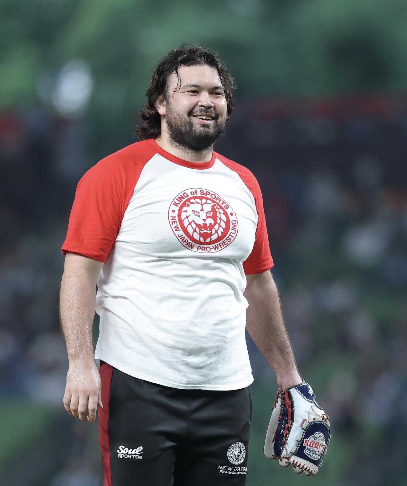 西武対日本ハム　試合前、セレモニアルピッチを終え、笑顔を見せるウルフ・アロン（撮影・河田真司）