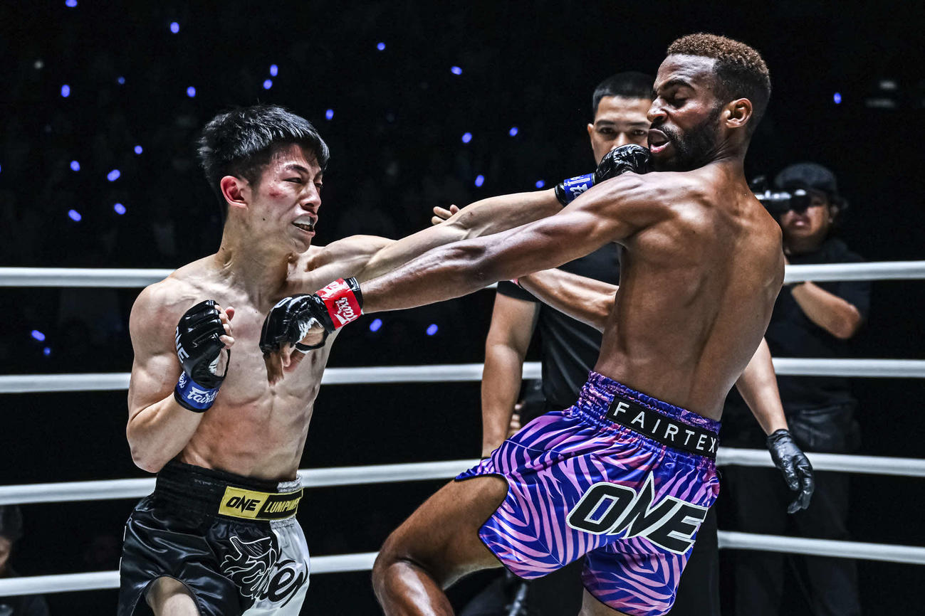 強烈なパンチを放つ吉成名高（C）ONE Championship