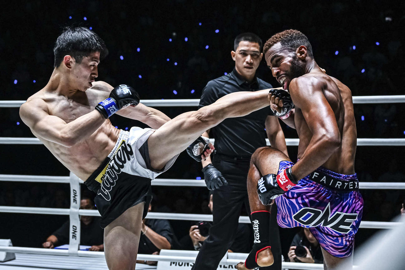 アズマニにハイキックを見舞う吉成名高（C）ONE Championship