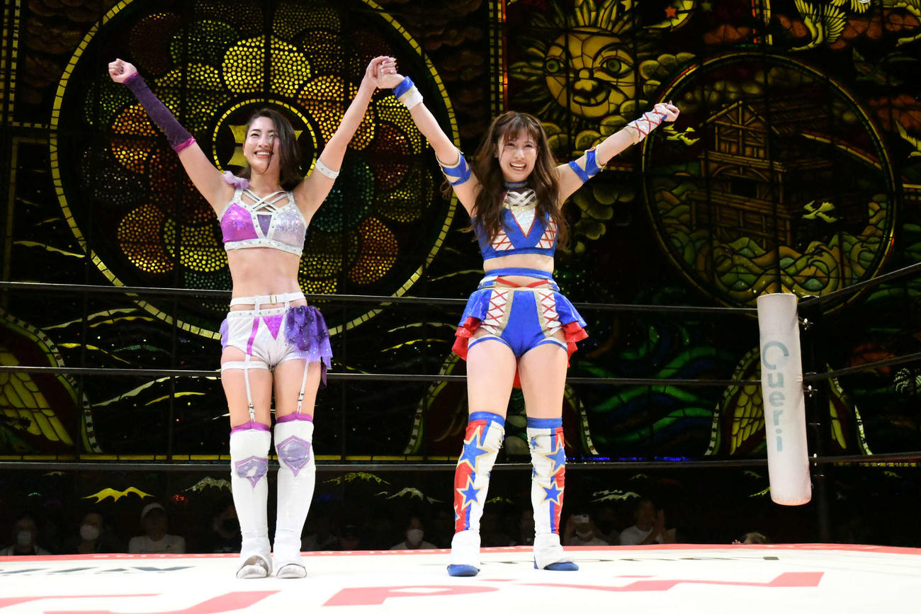 2人で地元の歓声に応える芦田美歩（左）と荒井優希