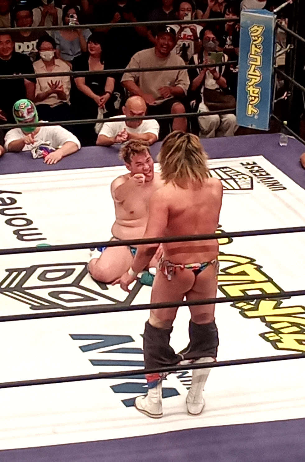 棚橋弘至（手前）はお尻丸出しで男色ディーノに勝利した