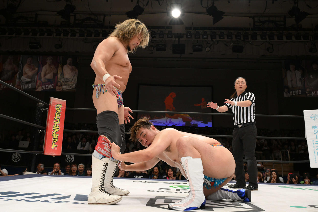 棚橋のタイツをずり下げてしまったディーノ（右）（C）DDTプロレス