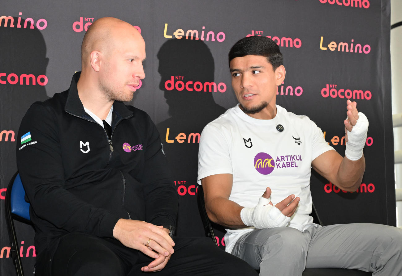 公開練習を前に取材に応じるムロジョン・アフマダリエフ（右）（撮影・千葉一成）